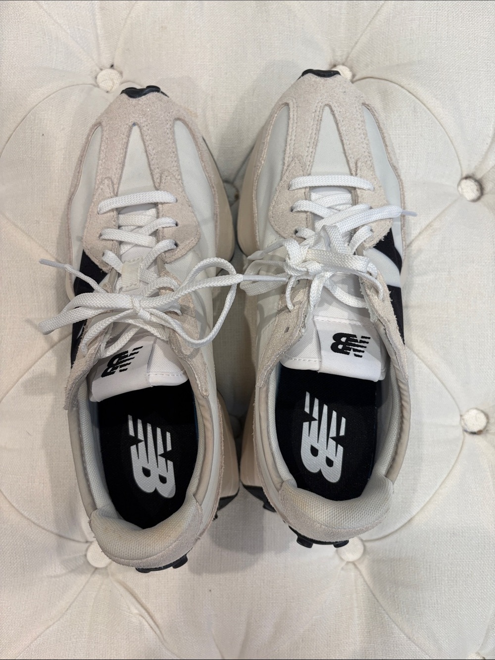 New Balance 327, white & Black Classic Runner Sneakers. 9.5